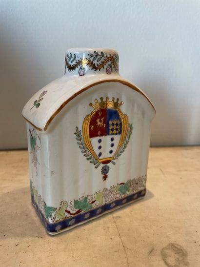 CHINE
Flacon
En porcelaine
A décor polychrome...