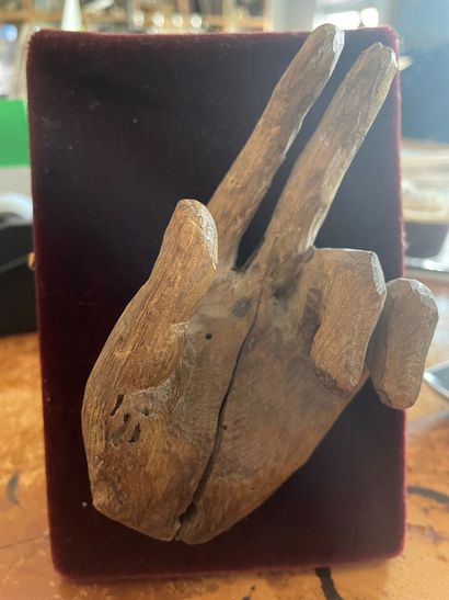 Main de Christ
En bois sculpté
Sur fond de...