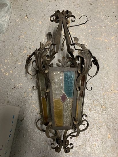 Lanterne
En fer forgé et verres de couleurs
XIXème...