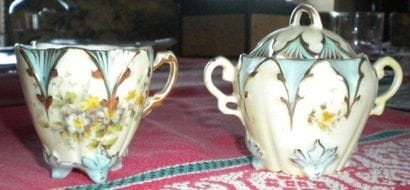 Petit service à moka en porcelaine polychrome...