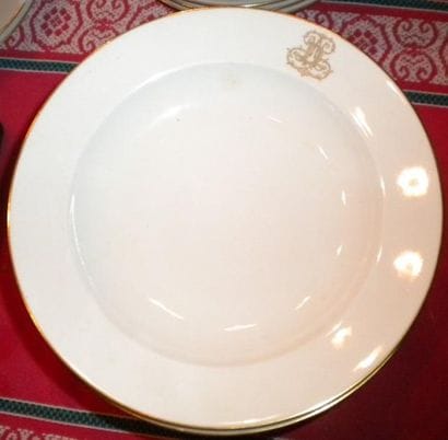 Partie de service de table en porcelaine...
