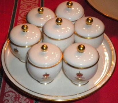 Partie de service de table en porcelaine...
