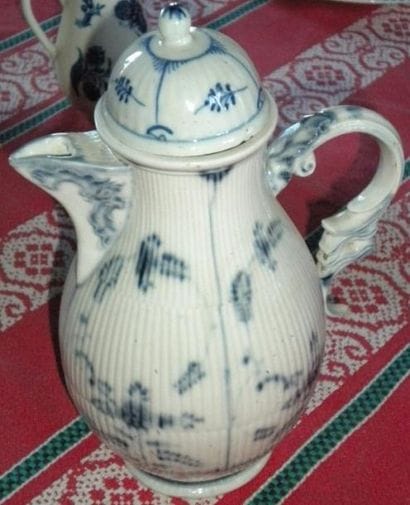Petite verseuse en porcelaine.Décor à l'éponge...