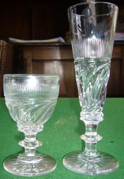 Ensemble de neuf flûtes et dix-neuf verres...
