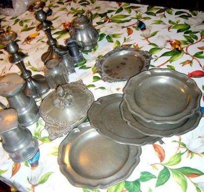Lot d'étain du XXème siècle. Paire de flambeaux,...