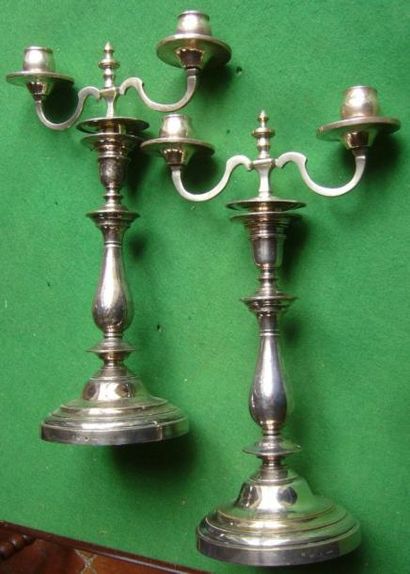 Paire de petits candélabres de table en métal...