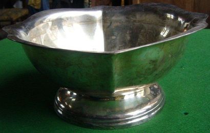 Coupe sur piédouche en métal argenté. M.O.:...