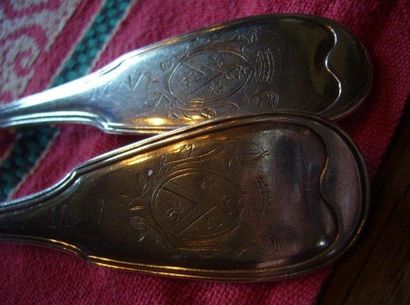 Deux grands couverts et une cuillère à thé...