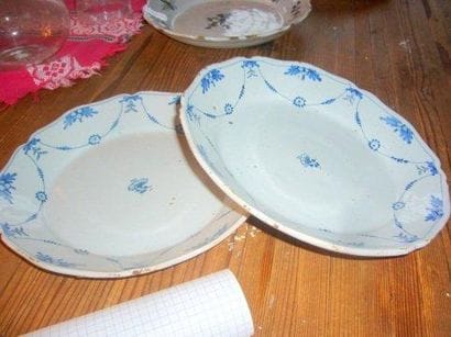 Paire d'assiettes festonnées en faïence de...