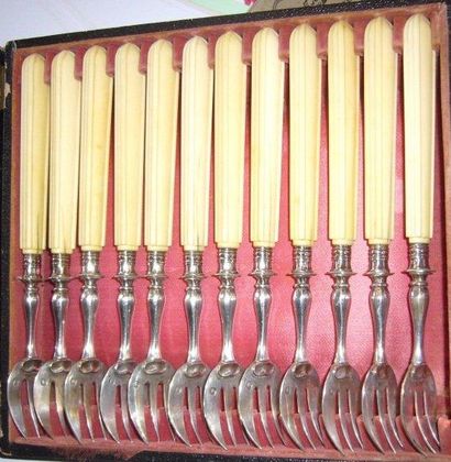 Ensemble de douze fourchettes à gâteau. Manche...