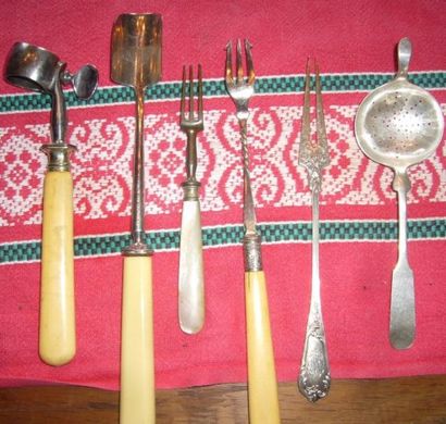 Ensemble de six pièces: passoire à thé sterling,...