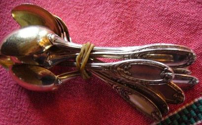 Douze petites cuillères à café en argent...