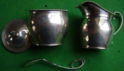 Pot à lait et un petit sucrier en argent...