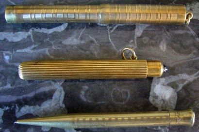 Un crayon à mines, un porte plume à pompe...