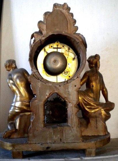 Pendule en bois sculpté et doré. Vénus demande...