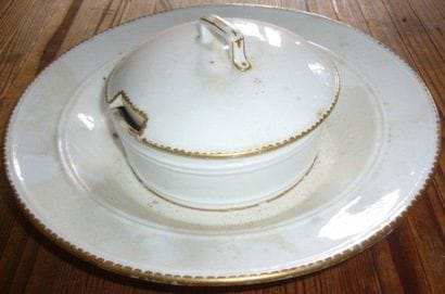 Assiette beurrier en porcelaine de Sèvres,...