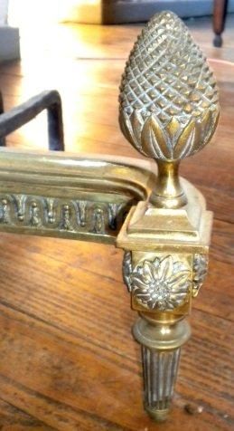 Paire de chenets à balustrade en bronze aux...