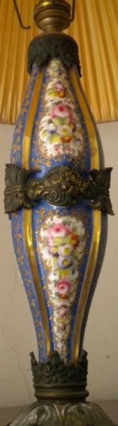 Pied de lampe en porcelaine. Décor de cartouches...