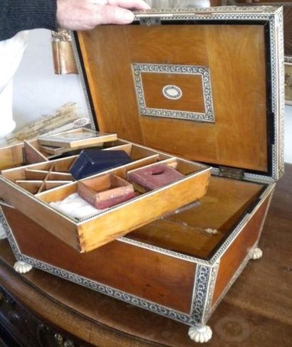 Coffret à ouvrage en forme de tombeau en...