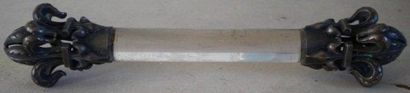 Amusant repose plume en forme de sceptre...