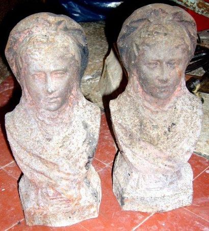 Paire de petits chenets en fonte de fer moulé.Buste...