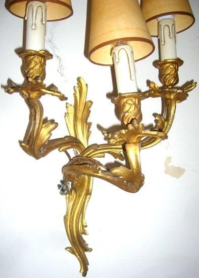 Paire d'appliques en bronze doré. Trois bras...