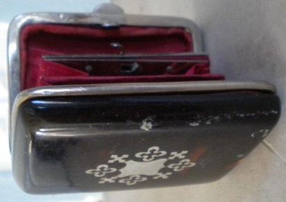 Petit porte monnaie en écaille brune et métal...