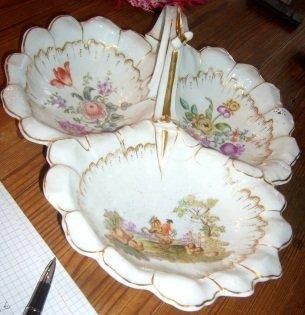 Trois amandiers. En porcelaine de Limoges....