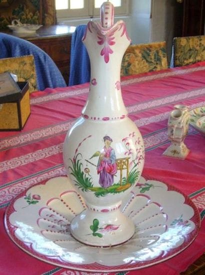 Importante aiguière en faïence polychrome...