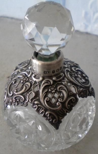 Petit flacon boule en cristal moulé avec...