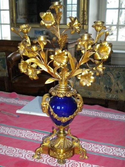 Un vase de cheminée provenant d'une paire...