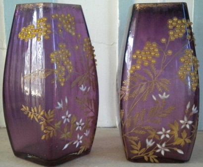 Paire de vases à quatre pans renflés en verre...