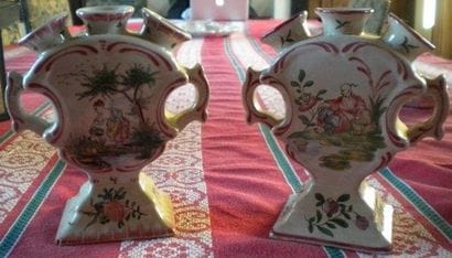 Deux petites tulipières à trois bulbes appariées...