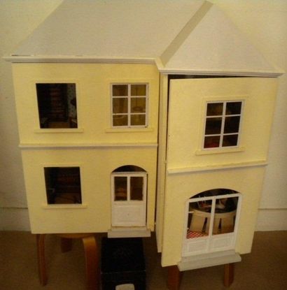 Délicieuse petite maison de poupées. Avec...