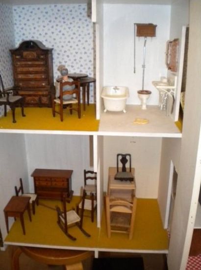 Délicieuse petite maison de poupées. Avec...