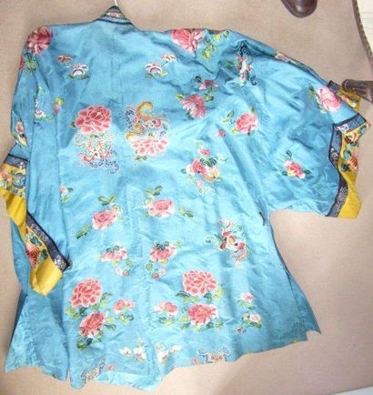 Déshabillé en broderie chinoise. XXème siècle....