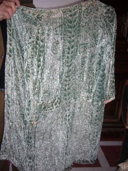Déshabillé en broderie chinoise. XXème siècle....
