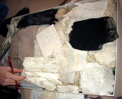 Un grand carton contenant des fragments de...
