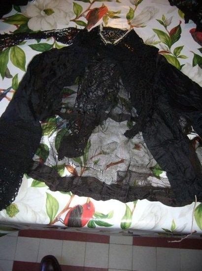 Petit bustier en dentelle noire. Petit bustier...