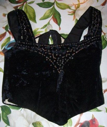 Petit bustier en dentelle noire. Petit bustier...