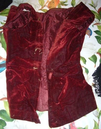 Petit bustier en dentelle noire. Petit bustier...
