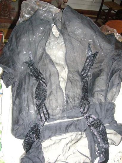 Petit bustier en dentelle noire. Petit bustier...