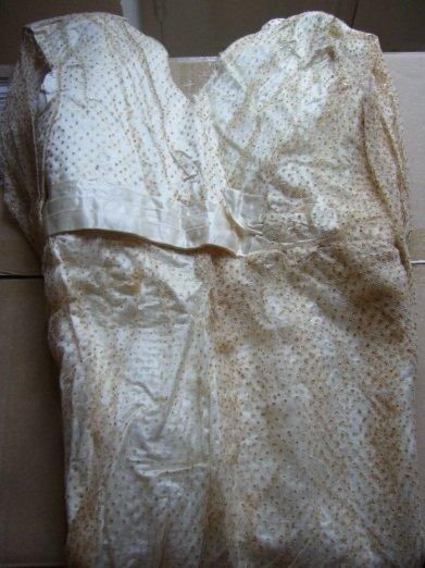 Robe de bal en satin et broderie mécanique....