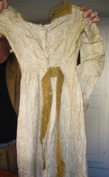 Robe de bal en satin et broderie mécanique....