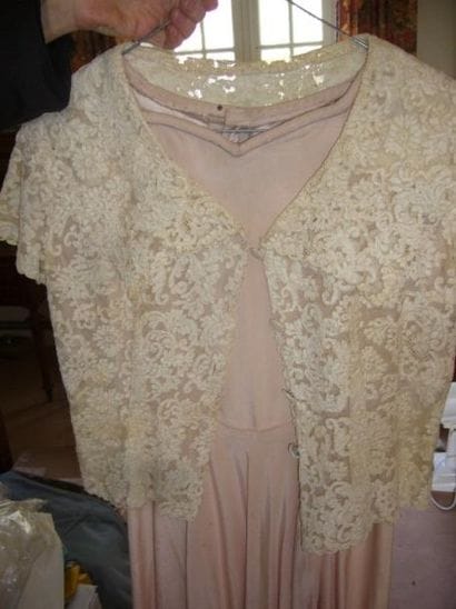Robe de bal en satin et broderie mécanique....