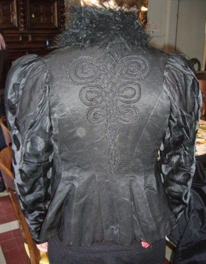 Veste en soie noire à brandebourg. Fin du...