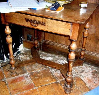 Petite table volante en noyer en partie laqué...