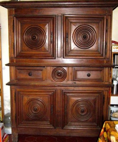 Beau buffet en noyer mouluré. Il ouvre à...
