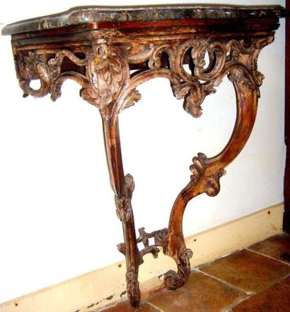 Petite console en bois sculpté anciennement...