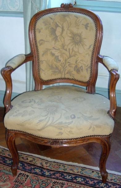 Fauteuil cabriolet en noyer. Supports d'accotoir...